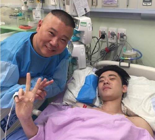 面容姣好的翩翩公子张云雷，背错一个字就被师父郭德纲打一巴掌