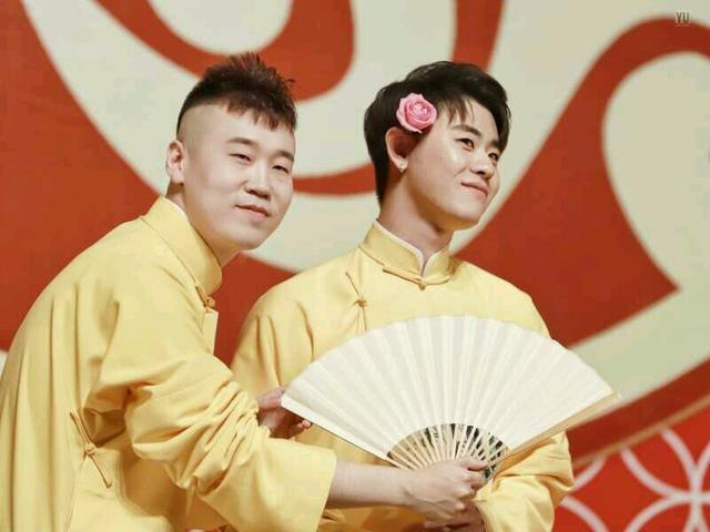 面容姣好的翩翩公子张云雷，背错一个字就被师父郭德纲打一巴掌