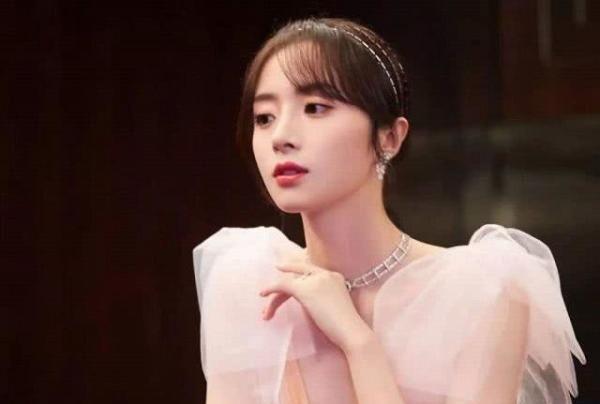 双胞胎姐妹同为复旦高材生,1个选择出国深造,而她成知名女星