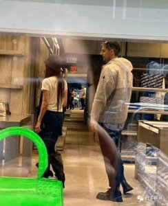 ​婚纱女王王薇薇：与小36岁花滑王子恋爱7年，如今73岁越活越年轻