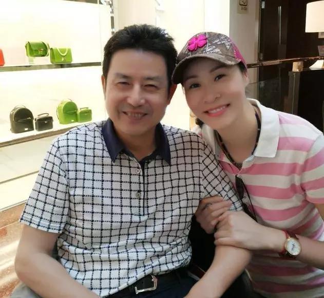 赵蕊蕊晒一家三口合照,全家身高平均1米9,年近40岁嫩如少女