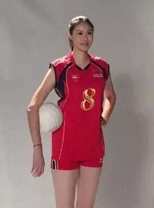 赵蕊蕊晒一家三口合照,全家身高平均1米9,年近40岁嫩如少女