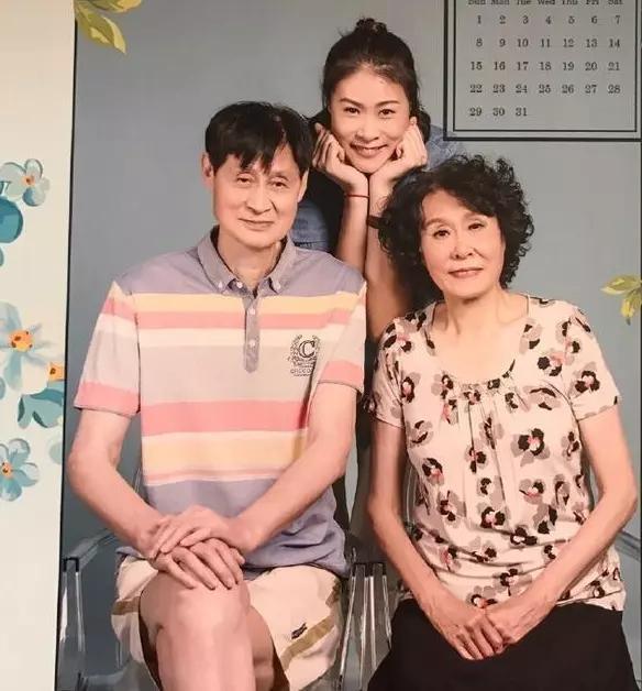 赵蕊蕊晒一家三口合照,全家身高平均1米9,年近40岁嫩如少女