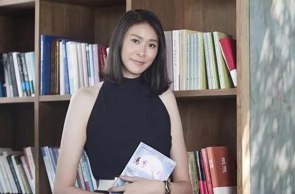 赵蕊蕊晒一家三口合照,全家身高平均1米9,年近40岁嫩如少女