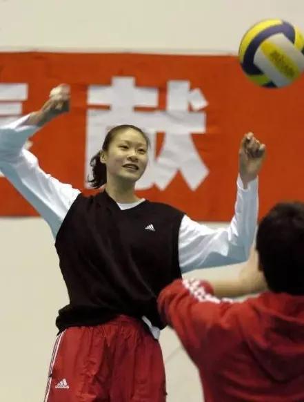 赵蕊蕊晒一家三口合照,全家身高平均1米9,年近40岁嫩如少女