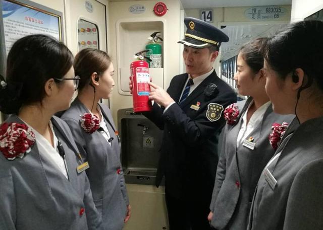 想成为一名列车长需要有什么条件？工资有多少，很高吗？