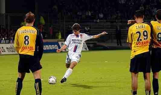 小儒尼尼奥身材矮小，把任意球当点球踢，打进了超过80个任意球