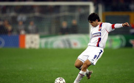 小儒尼尼奥身材矮小，把任意球当点球踢，打进了超过80个任意球