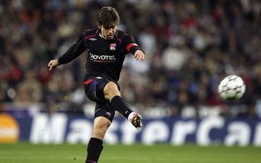 小儒尼尼奥身材矮小，把任意球当点球踢，打进了超过80个任意球