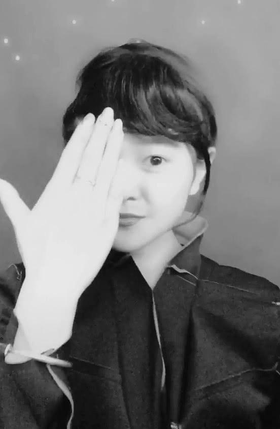 小姐姐模仿奥黛丽赫本,看到素颜后,网友:刺激