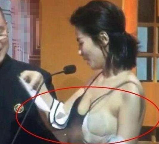 盘点6大女星衣扣突然崩开，“胸前失守”显尴尬！