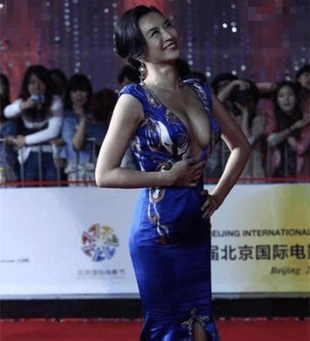 盘点6大女星衣扣突然崩开，“胸前失守”显尴尬！