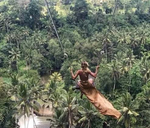 坐这个秋千拍一张照片，要50000块。网红秋千到底长什么样！