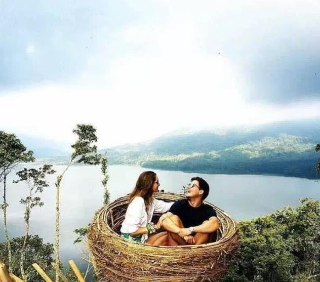 坐这个秋千拍一张照片，要50000块。网红秋千到底长什么样！