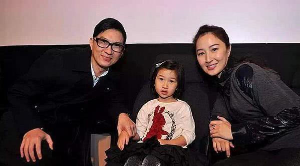 她当红时嫁给穷小子，丈夫不负众望获七影帝，54岁短发干练气质佳