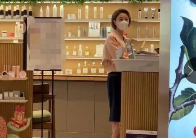 她当红时嫁给穷小子，丈夫不负众望获七影帝，54岁短发干练气质佳