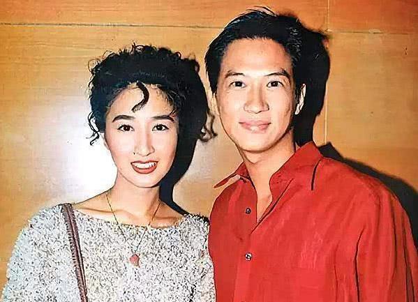 她当红时嫁给穷小子，丈夫不负众望获七影帝，54岁短发干练气质佳