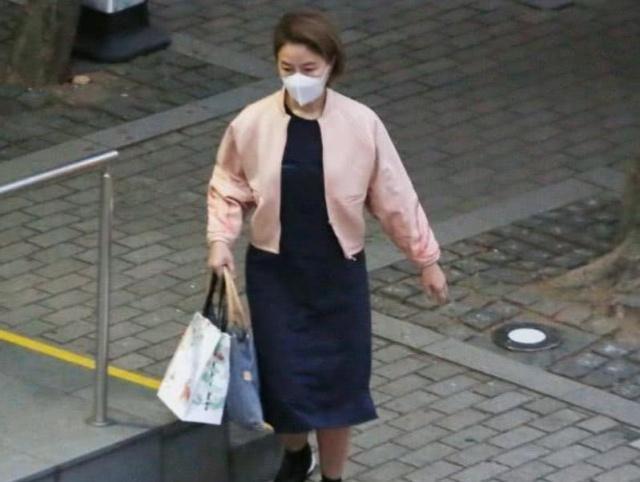 她当红时嫁给穷小子，丈夫不负众望获七影帝，54岁短发干练气质佳