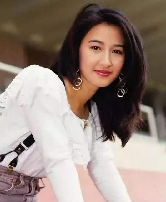 她当红时嫁给穷小子，丈夫不负众望获七影帝，54岁短发干练气质佳