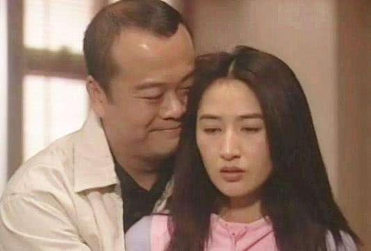 她当红时嫁给穷小子，丈夫不负众望获七影帝，54岁短发干练气质佳