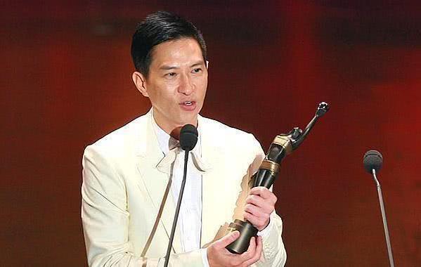 她当红时嫁给穷小子，丈夫不负众望获七影帝，54岁短发干练气质佳