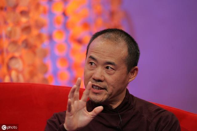 靠岳父发家，岳父病重后他却和妻子离婚，如今已68岁还为女友整容