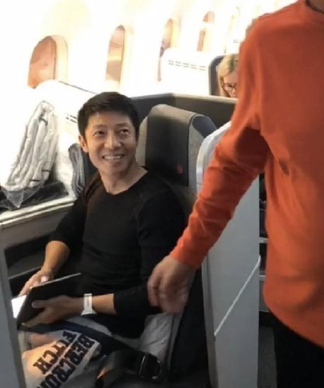 “芳心纵火犯”撒贝宁是宠妻狂魔？妻子李白近照显出“幸福胖”