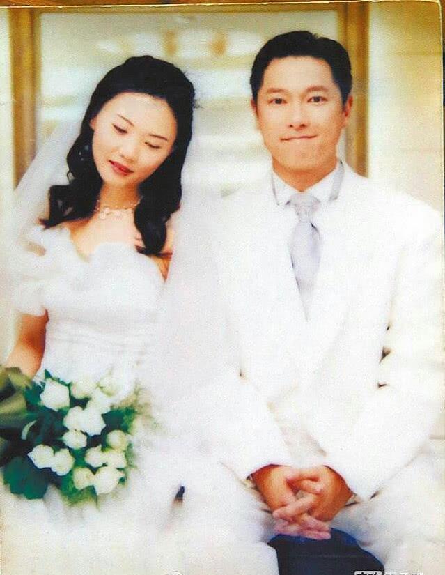 “悲情男主”谢祖武圈外老婆罕见曝光，肤白貌美不输女明星