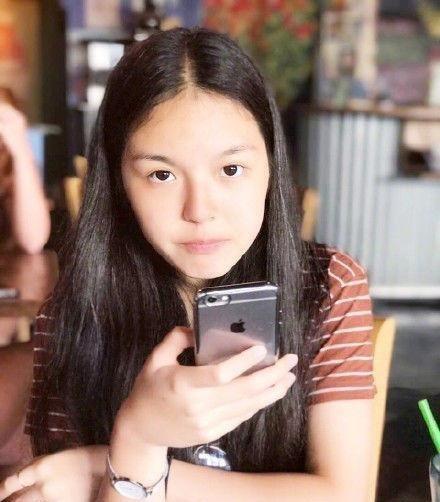 哈文母女俩搬回北京豪宅,发文称女儿像自己,家中装修一如既往