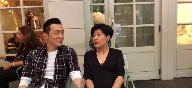 哈文母女俩搬回北京豪宅,发文称女儿像自己,家中装修一如既往