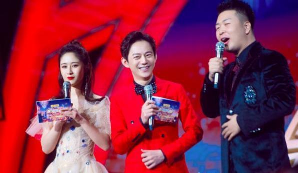 湖南台元宵晚会,何炅化身《明星大侦探》中何美男献唱,上热搜!