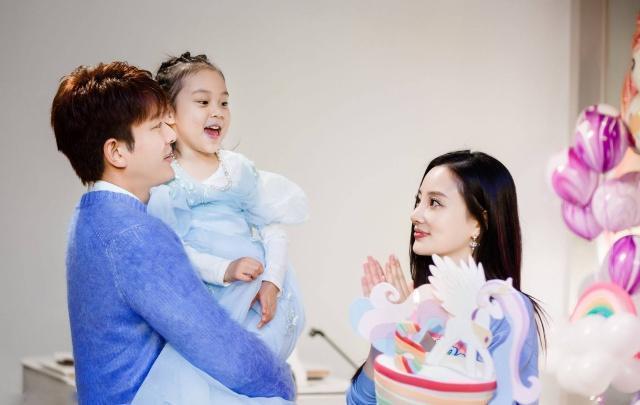 星二代户口本上的大名：嗯哼的霸气，甜馨的淑女，陈睦辰有意义