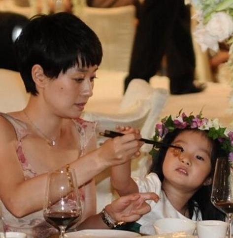 星二代户口本上的大名：嗯哼的霸气，甜馨的淑女，陈睦辰有意义