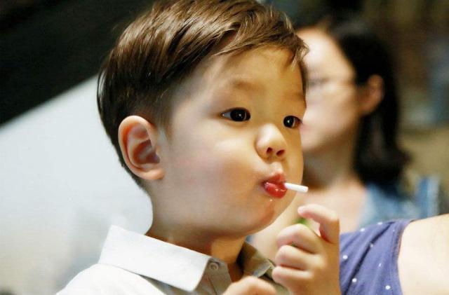 星二代户口本上的大名：嗯哼的霸气，甜馨的淑女，陈睦辰有意义