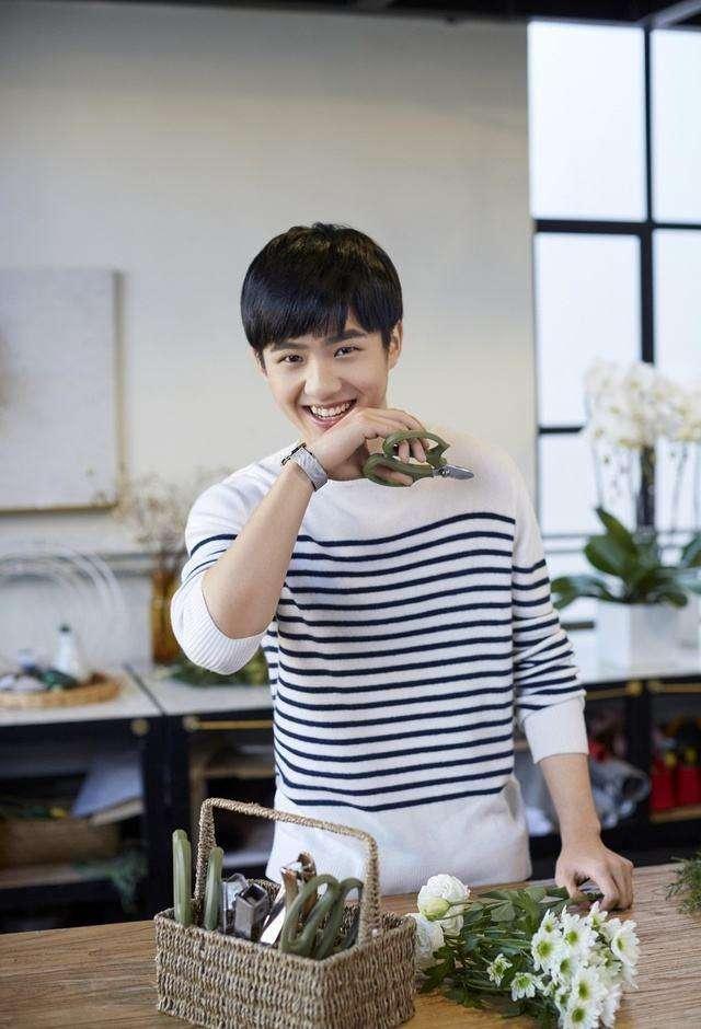 刘昊然与《妖猫传》黑猫再合照, 两次对比感觉不一样!！