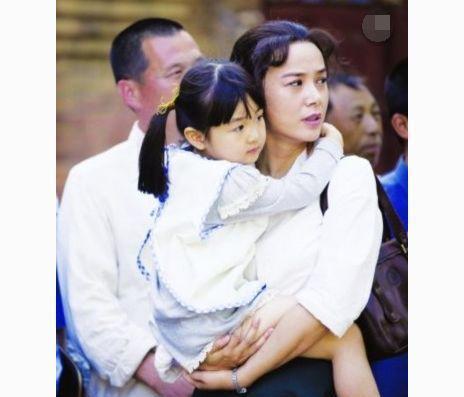 蒋雯丽17岁儿子终于曝光，身高已超过妈妈，网友：和他爸太像了