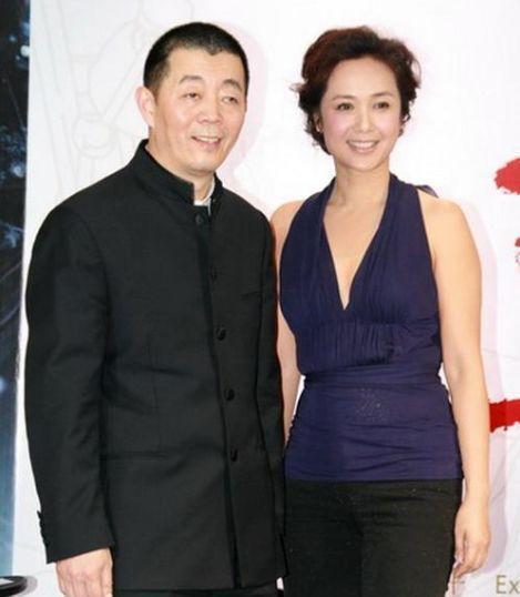 蒋雯丽17岁儿子终于曝光，身高已超过妈妈，网友：和他爸太像了