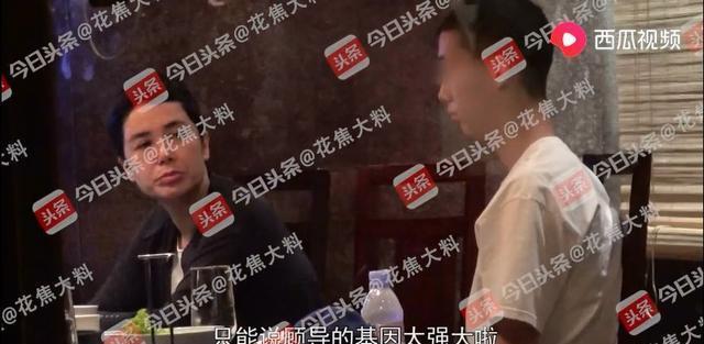蒋雯丽17岁儿子终于曝光，身高已超过妈妈，网友：和他爸太像了