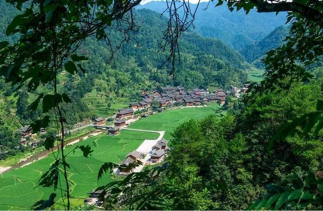 一个充满诗意栖息之地的休闲苗族村寨——昂英村