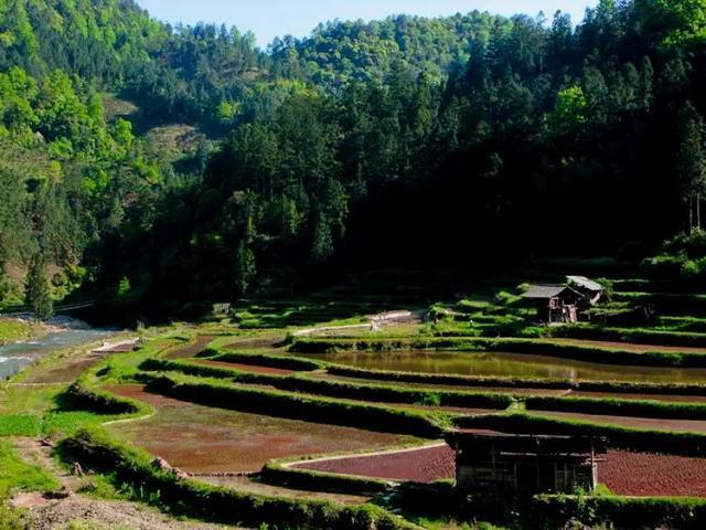 一个充满诗意栖息之地的休闲苗族村寨——昂英村