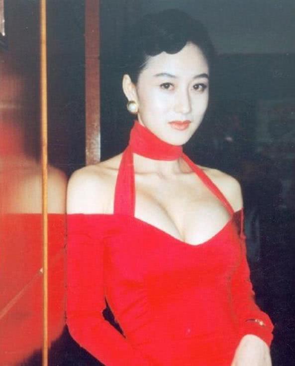 蓝琼缨14岁嫁给赌王，隐忍10年，赶走利智，分得100亿财产