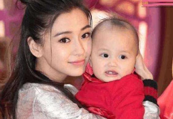黄晓明儿子正面照首曝光，小海绵颜值亮眼，整没整过一下看得出