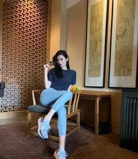 当奚梦瑶遇上婆家姐何超盈，同框比穿搭，网友：谁丑谁尴尬