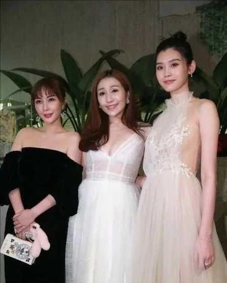 当奚梦瑶遇上婆家姐何超盈，同框比穿搭，网友：谁丑谁尴尬