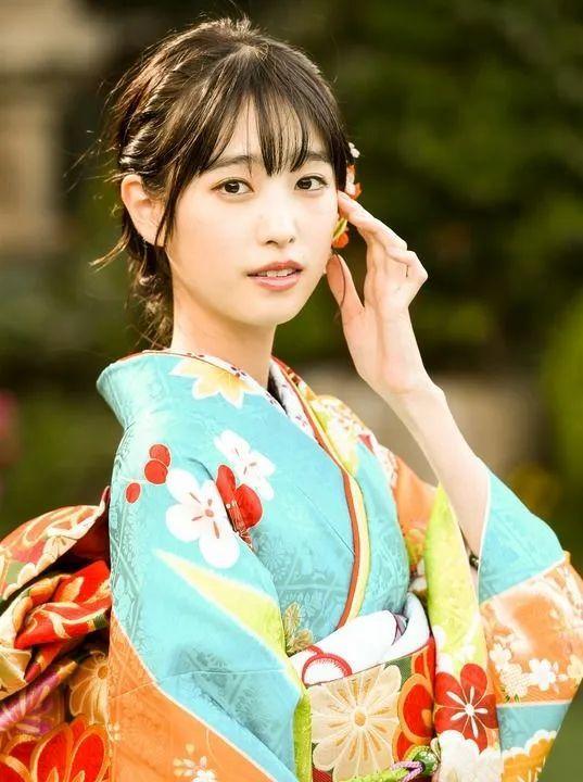 日本网友票选00后美少女！都年轻靓丽肤白娇嫩魔鬼身材