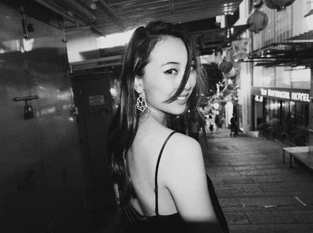 她被誉为“3D女神”，为住豪宅拍《鸭王》爆红，今35岁风韵犹存