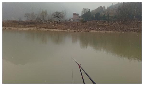 冬至过后钓鱼，牢记这6字秘诀，钓鱼淡季也能连竿上鱼！