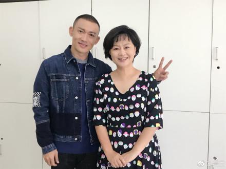 53岁鞠萍素颜近照曝光，二婚老公把她宠上天，儿子魁梧撞脸大鹏