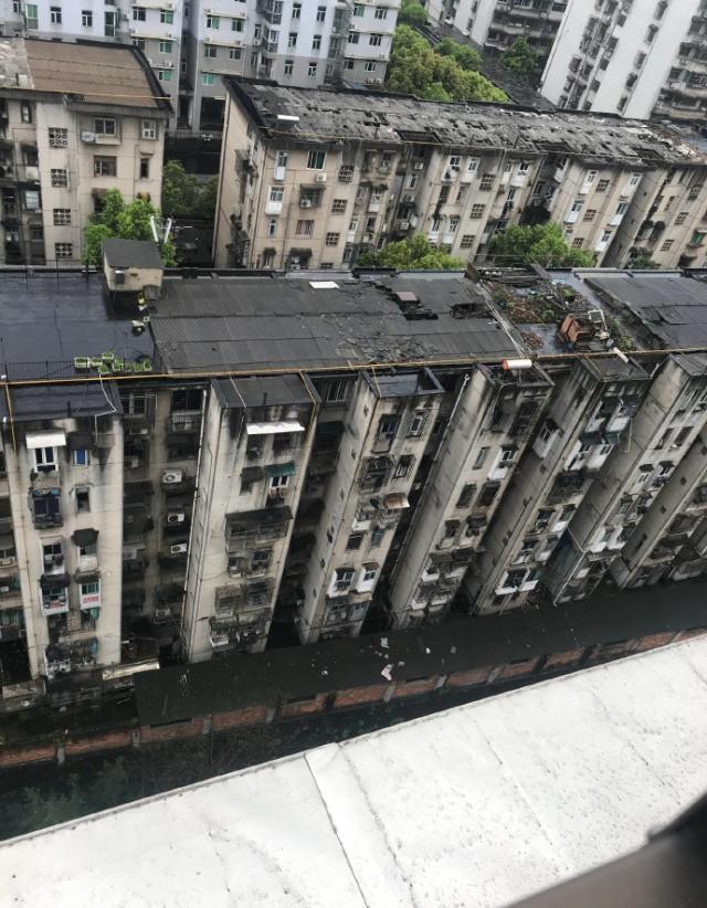 袁立婚后，住烂尾楼拥挤不堪,家具简陋阳台杂乱