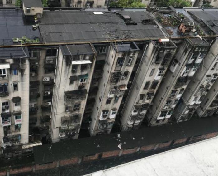 袁立婚后，住烂尾楼拥挤不堪,家具简陋阳台杂乱